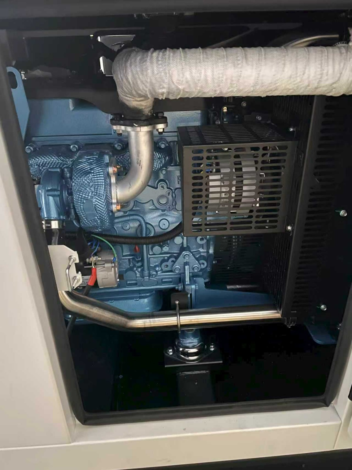 EMEAN VG-B50: Baudouin-Dieselmotor, Abgas- und Lüfterseite
